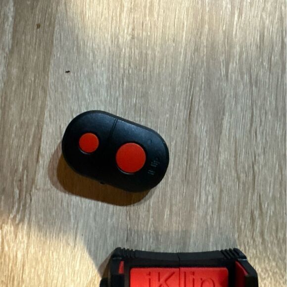 iKlip Grip Multifunction Smartphone and Camera Stand Handle & Bluetooth Remote - Picture 4 of 5